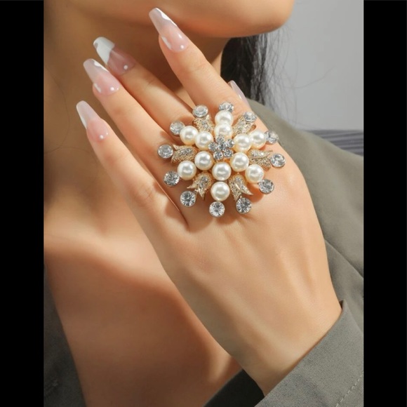 GORGEOUS Round Pearl & Rhinestones Statement Ring - Picture 4 of 4